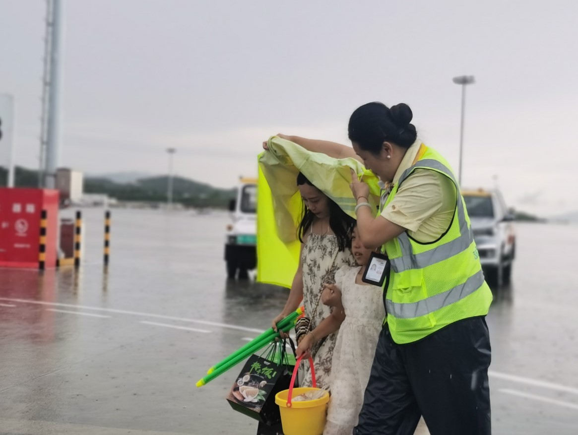三亚机场顺利防御今年首个登陆海南岛台风“派比安”