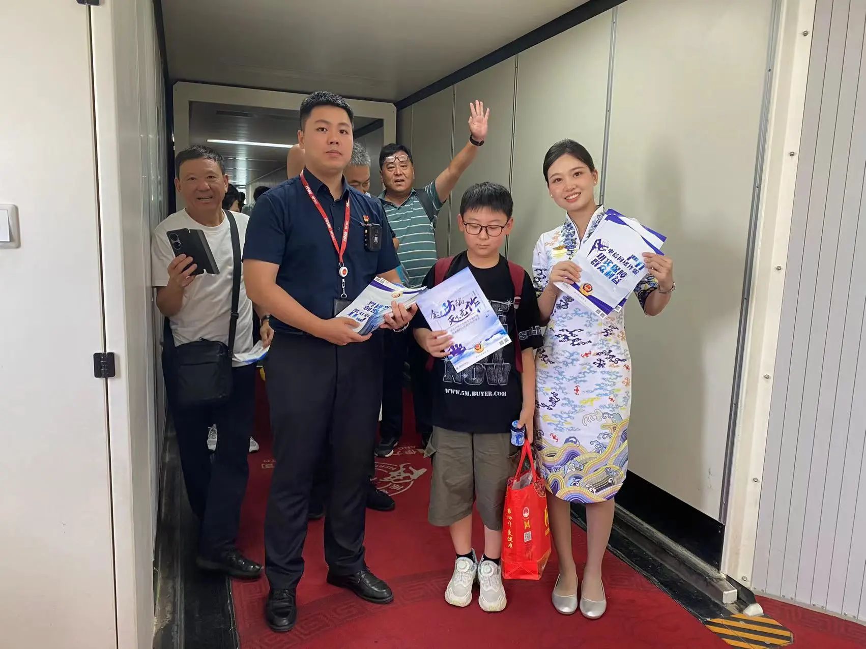 西部航空与重庆市公安局机场分局携手举办反诈宣传活动