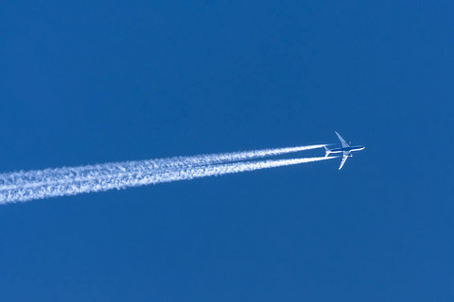 航空科普丨飞机从天上经过为什么会有痕迹