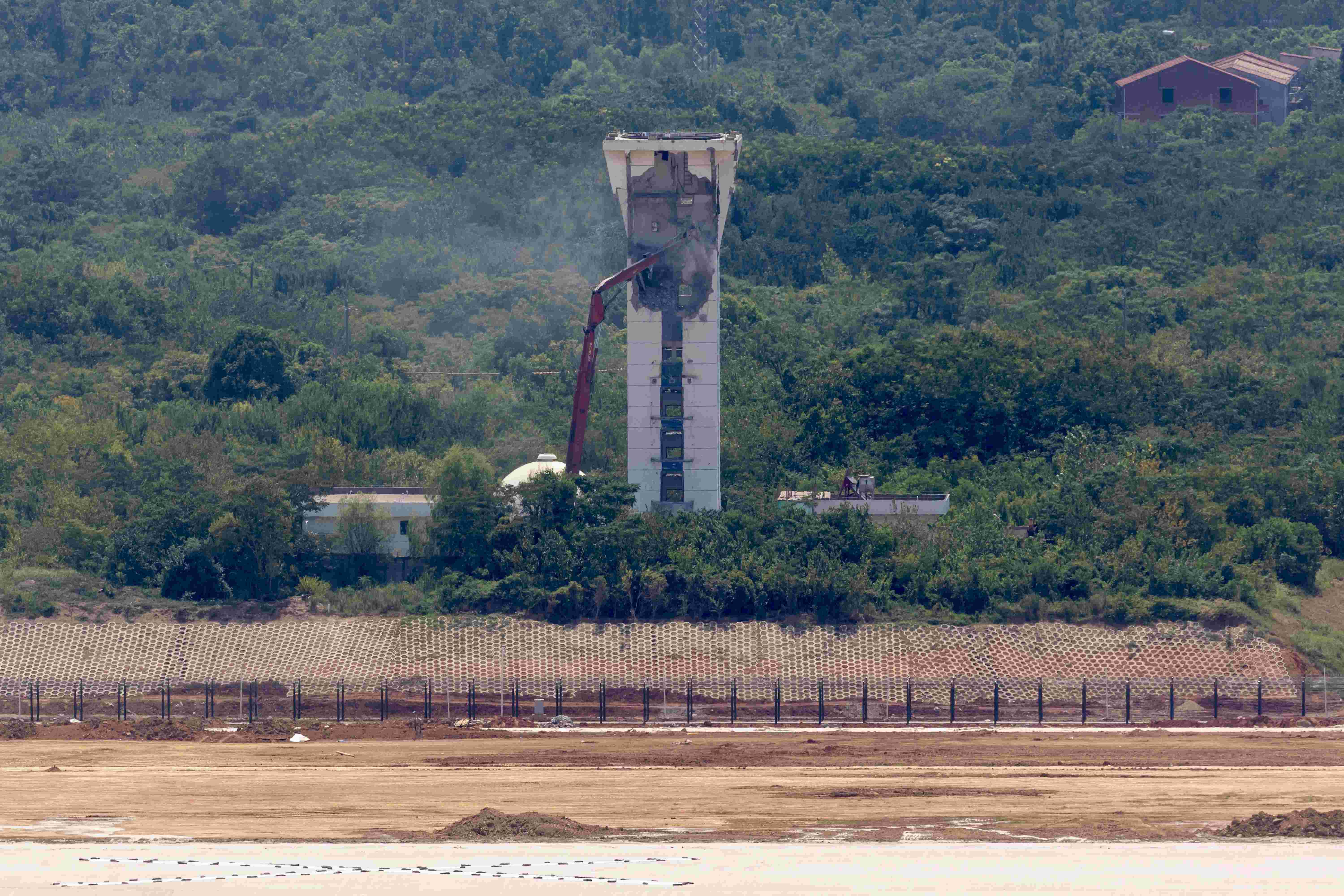 “雷”厉风行 “净”界升级——湖北空管分局智迁东场监雷达，共绘三跑道净空蓝图