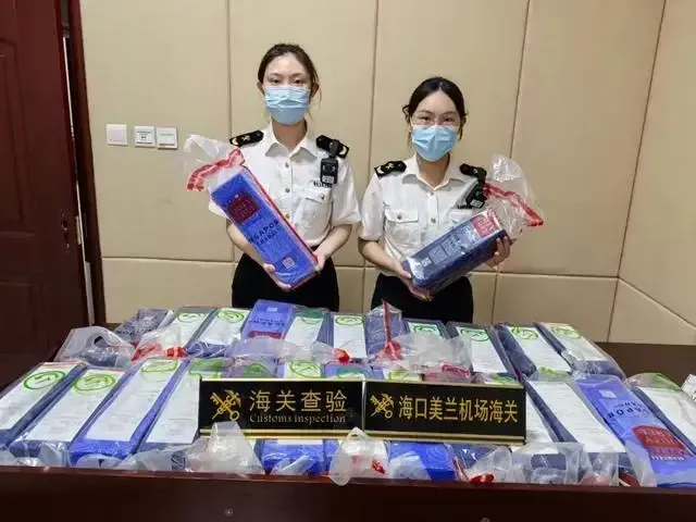 導游購買洋酒委托游客攜帶入境，被海口美蘭機場海關查獲