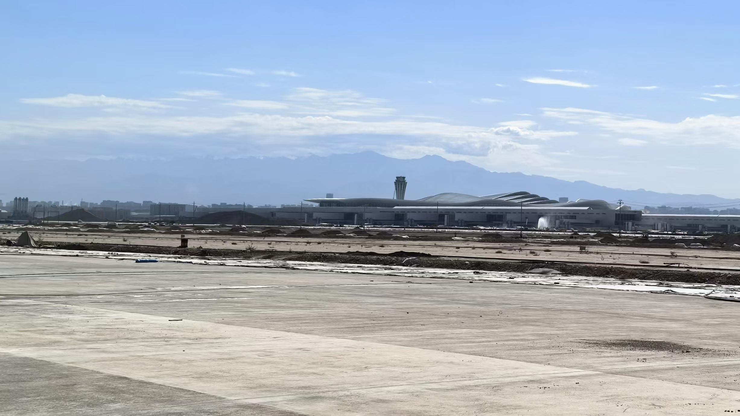 快讯 | 乌鲁木齐机场改扩建工程飞行区跑道道面混凝土浇筑基本完成