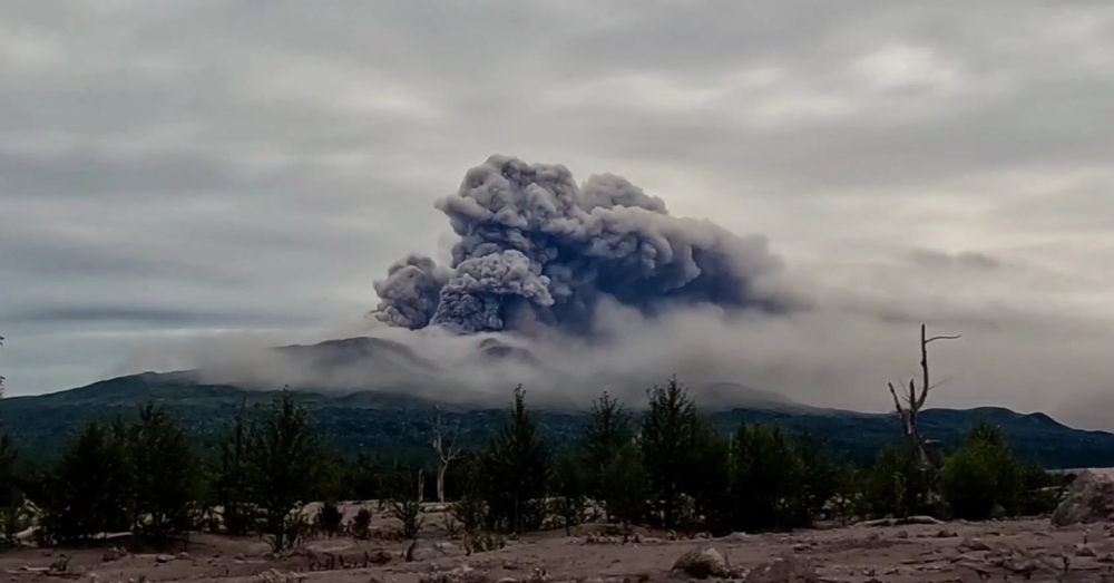 俄堪察加半岛一火山喷发 当地发布飞行安全预警