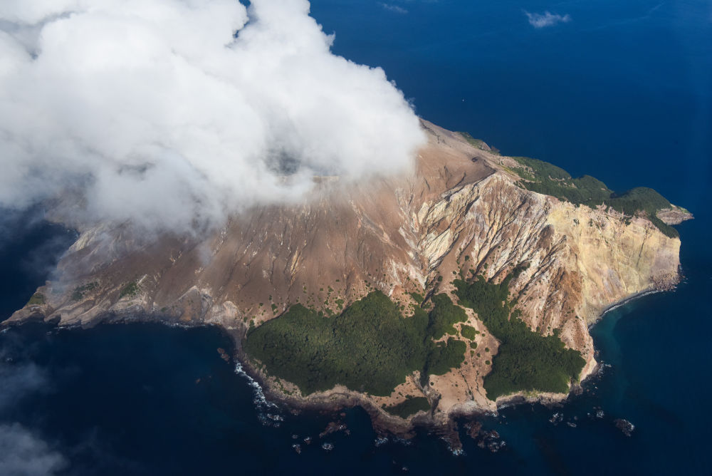 新西兰一火山喷发，多个航班取消