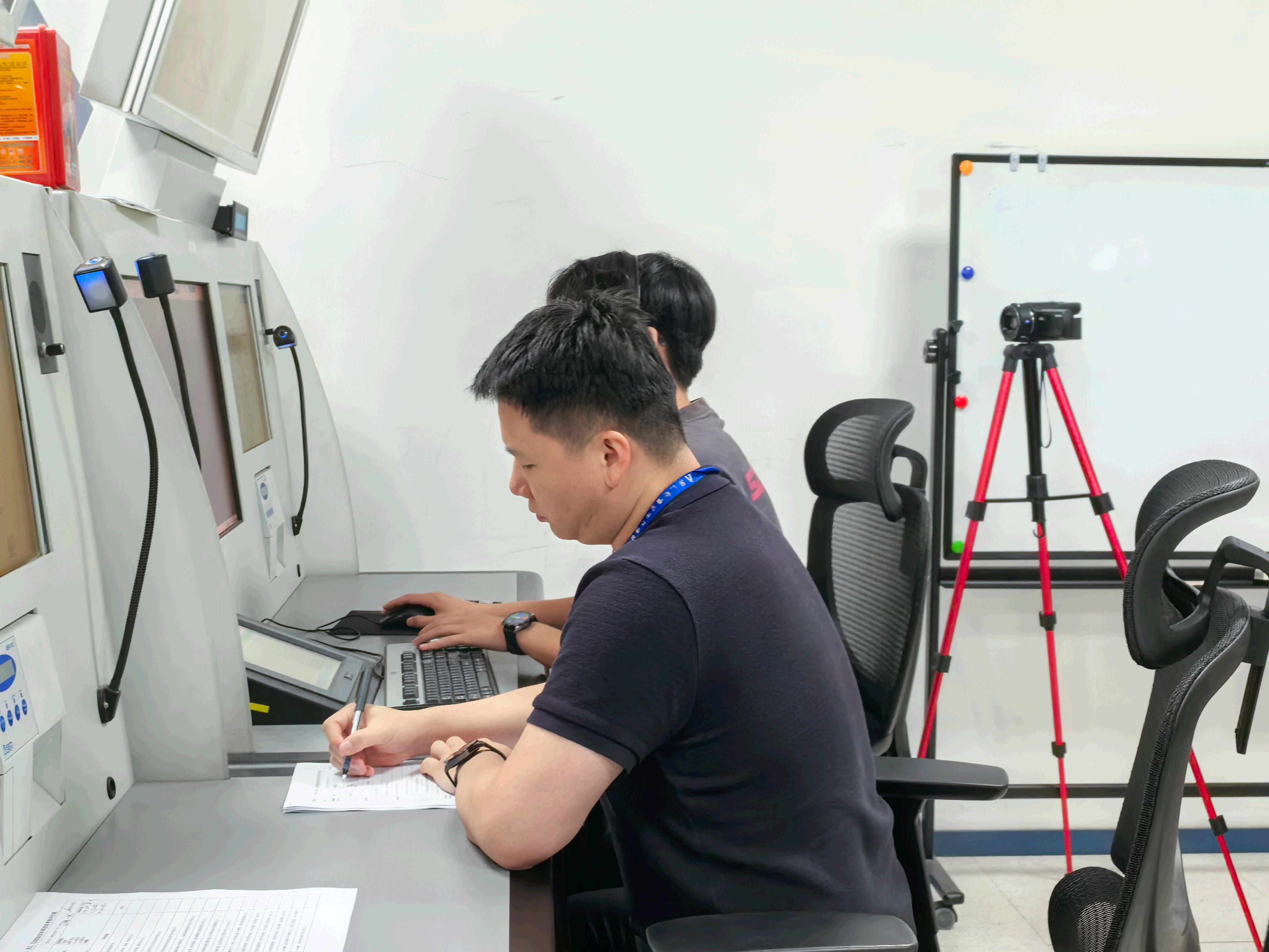 新疆空管局空管中心终端管制中心开展管制执照模拟机考核工作