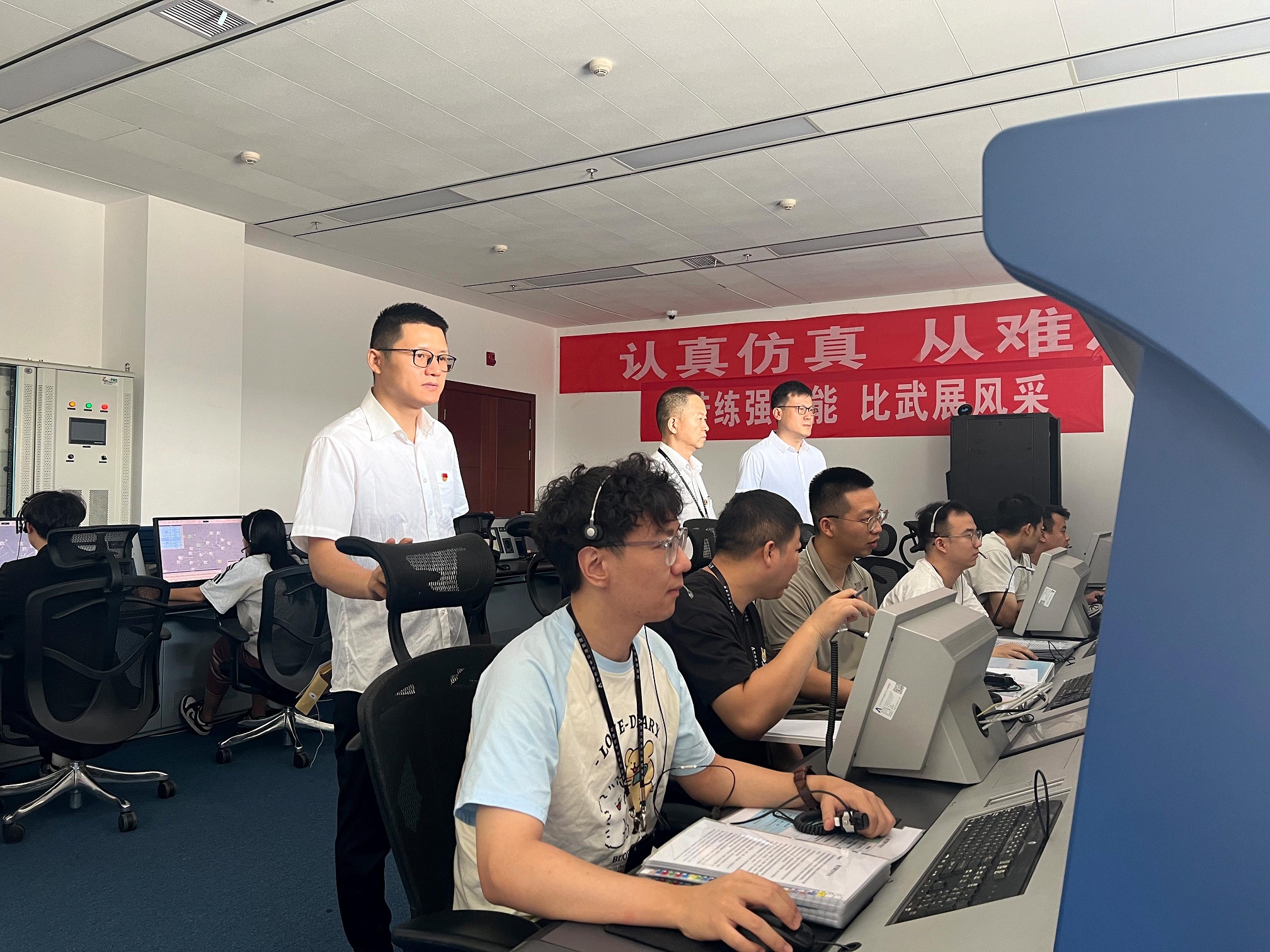 新疆空管局空管中心区域管制中心开展见习管制员模拟机强化培训
