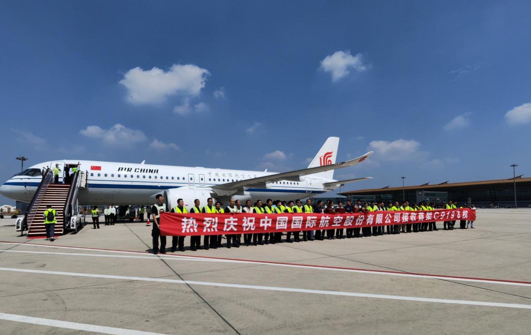 “过水门”迎接！国航首架 C919 飞机抵达首都机场