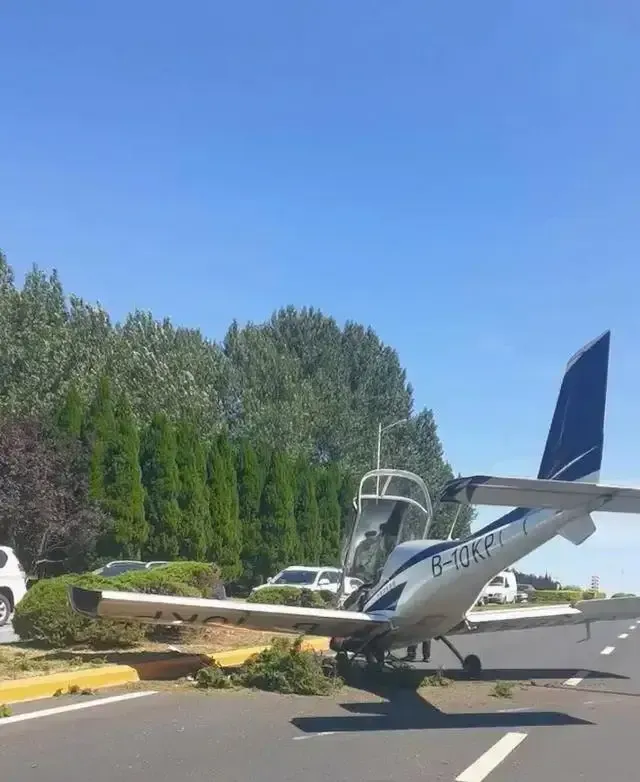大連一小型飛機迫降公路事件，相關負責人回應