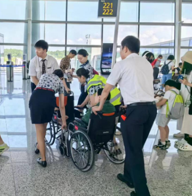 温暖护航 用心相伴 东航贴心保障轮椅旅客出行