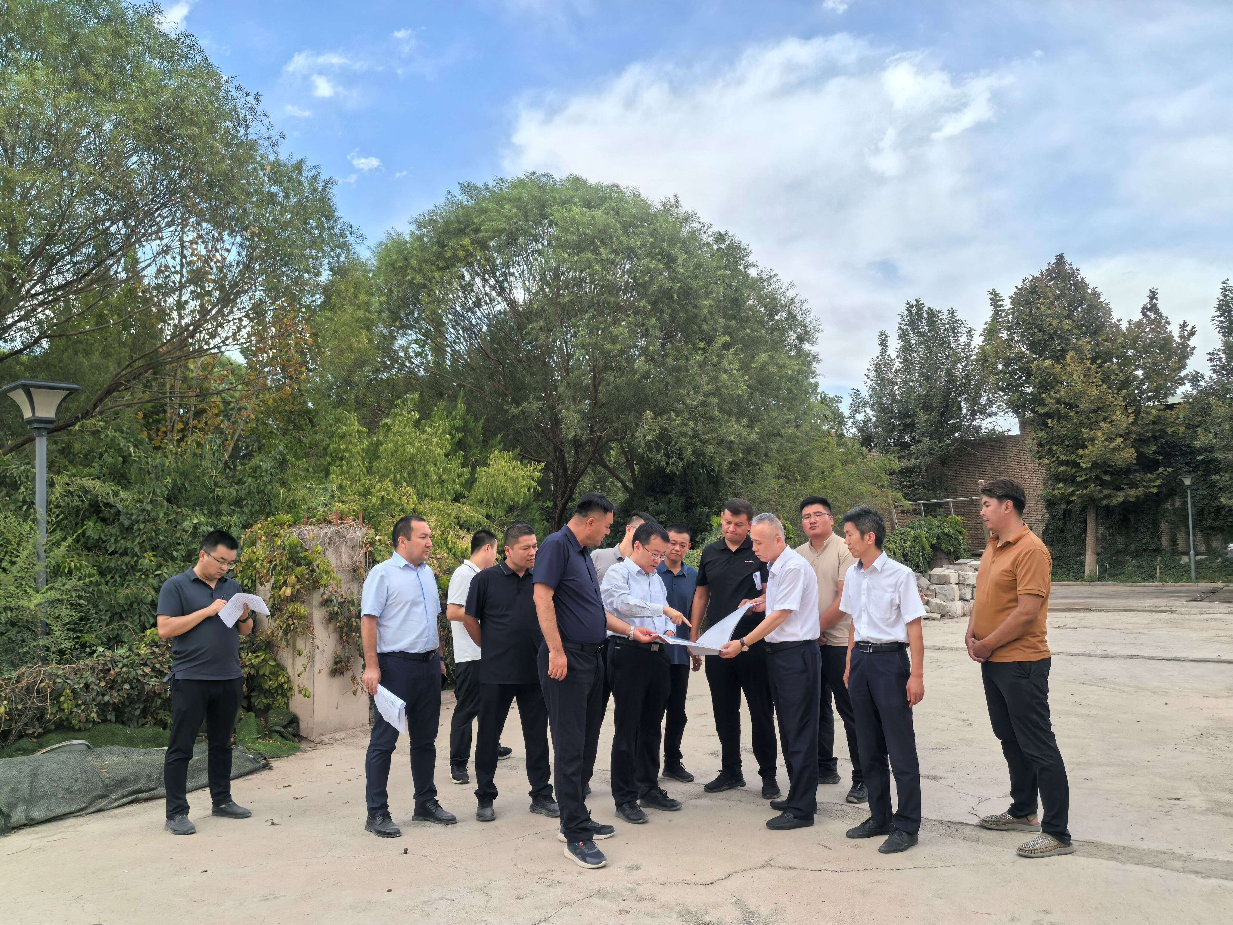 调研中,药宁书记一行详细听取了喀什天缘国际酒店负责人关于项目整体