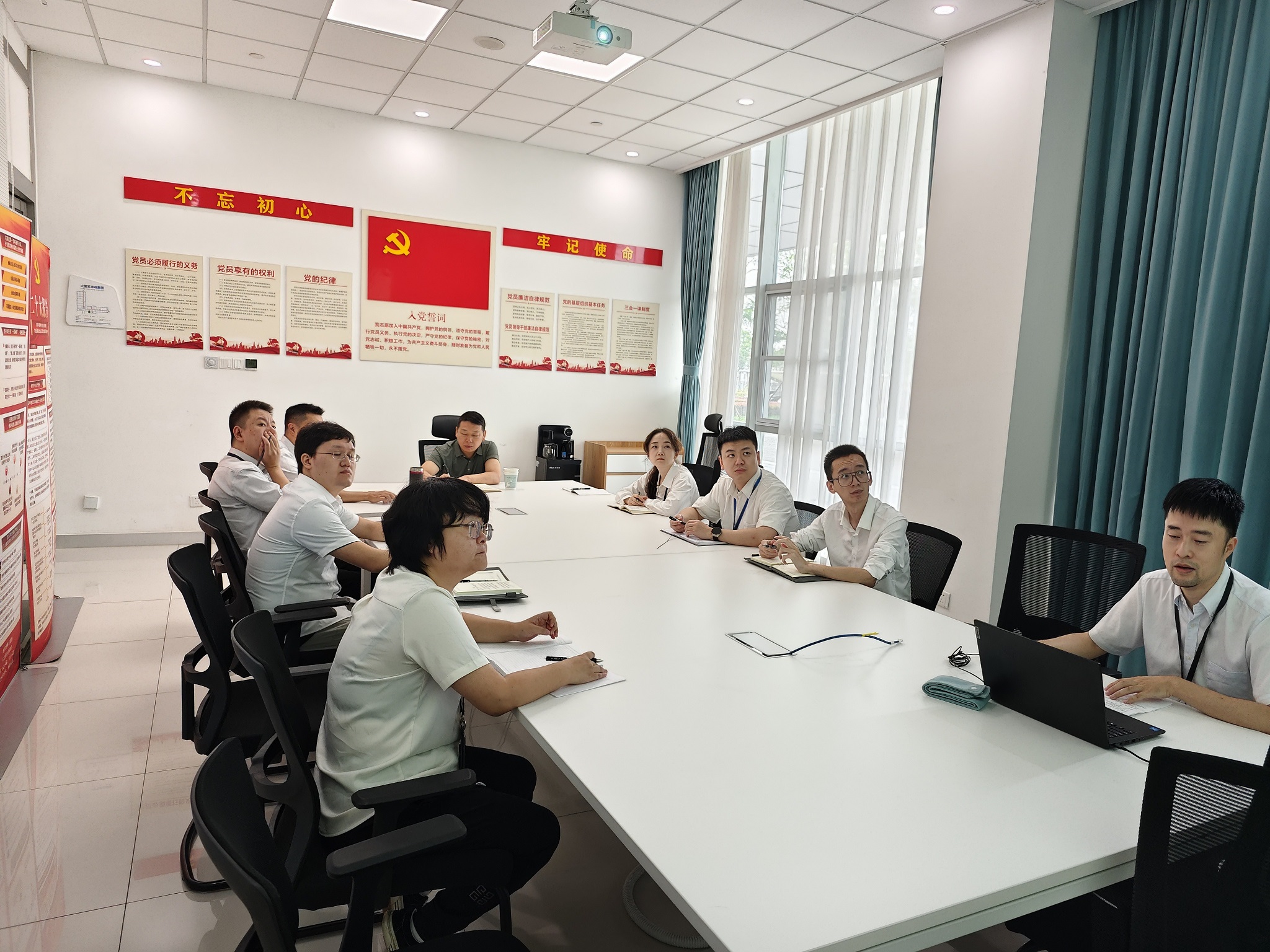 西南空管局副总工李洪安到飞服中心天府飞服室就安全保障工作进行交流研讨