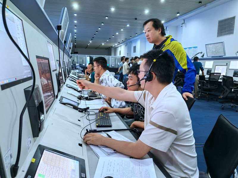 迎戰十一黃金周出行高峰 湖北空管分局開展大流量模擬機培訓