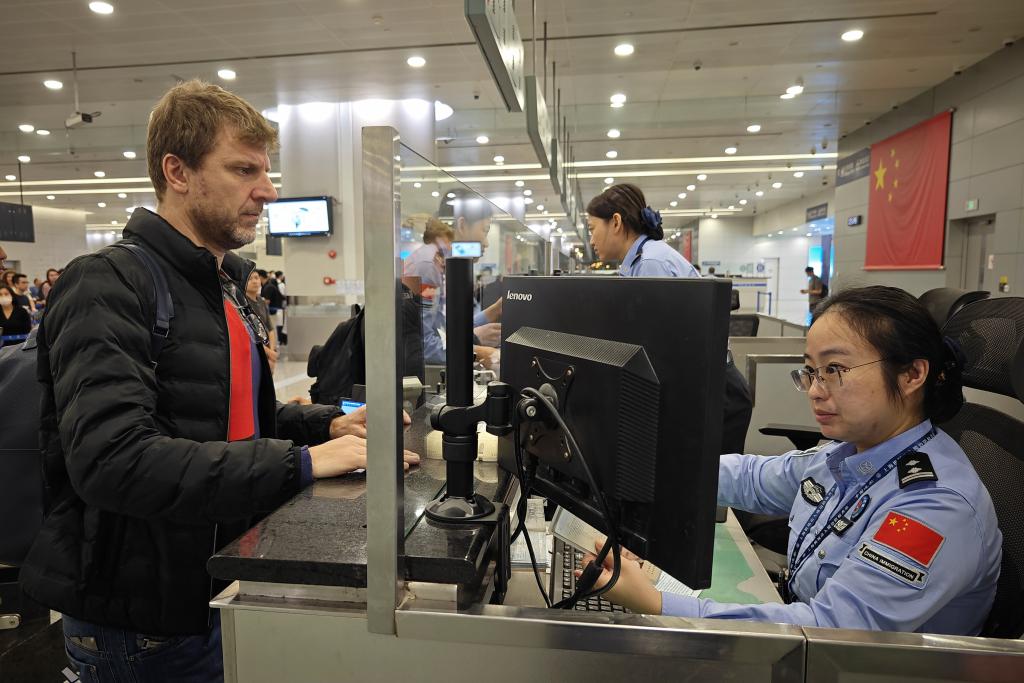 葡萄牙等四国免签新政试行，浦东国际机场口岸迎来首批入境旅客