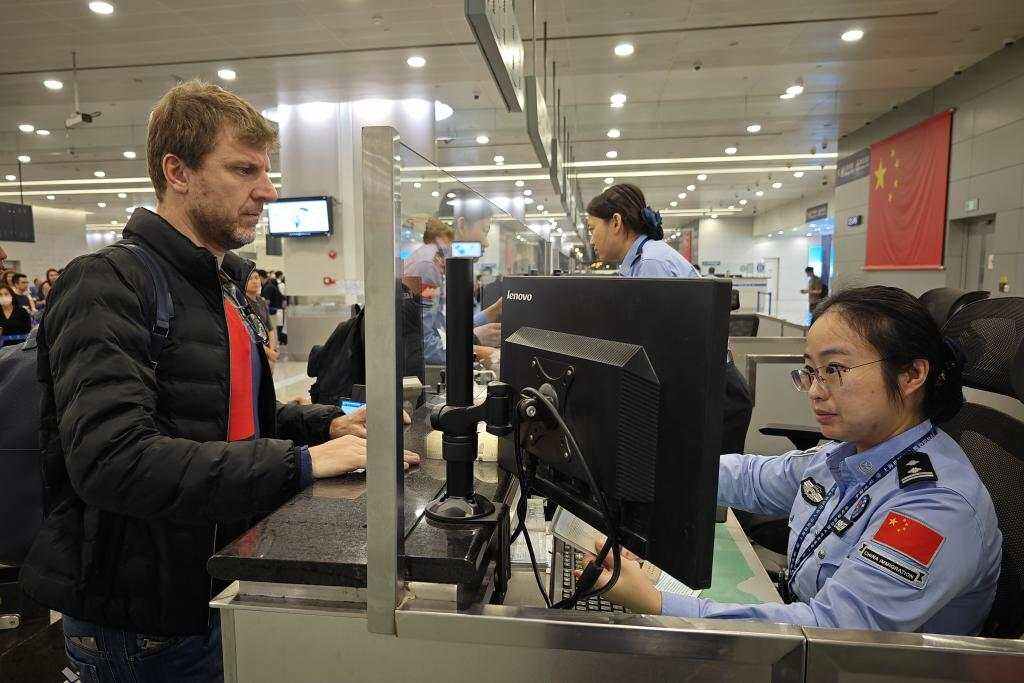 葡萄牙等四國免簽新政試行，浦東國際機(jī)場口岸迎來首批入境旅客