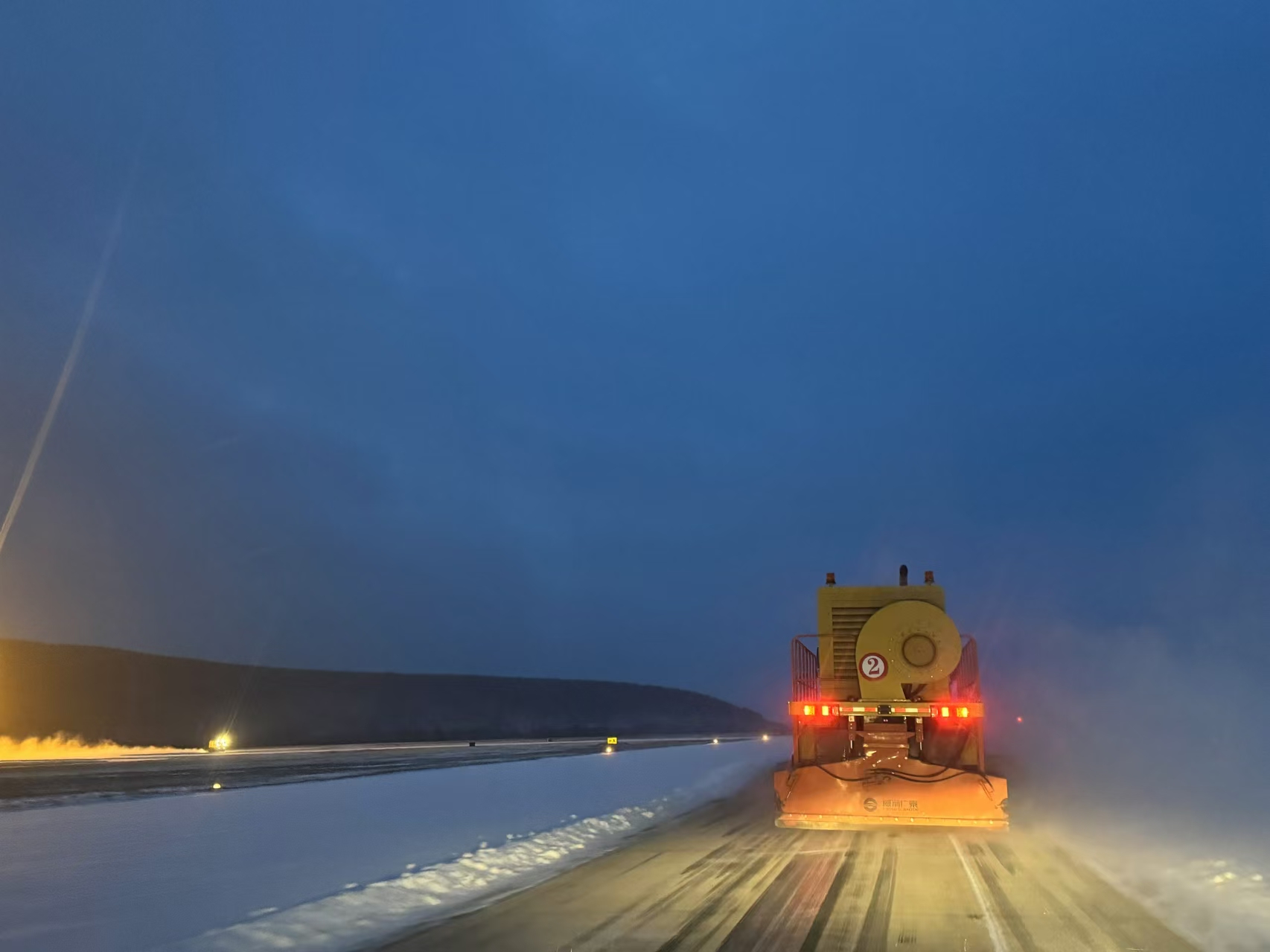 阿尔山机场全力迎战除冰雪