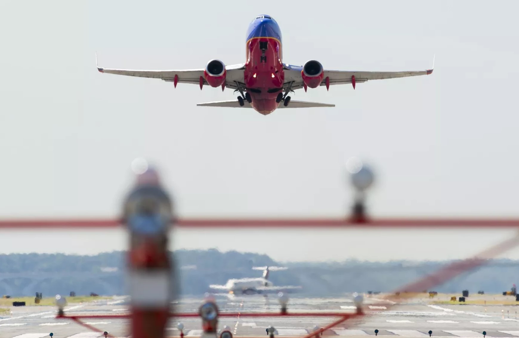 美媒：西南航空一架准备从德克萨斯州达拉斯出发的客机在起飞前被子弹击中