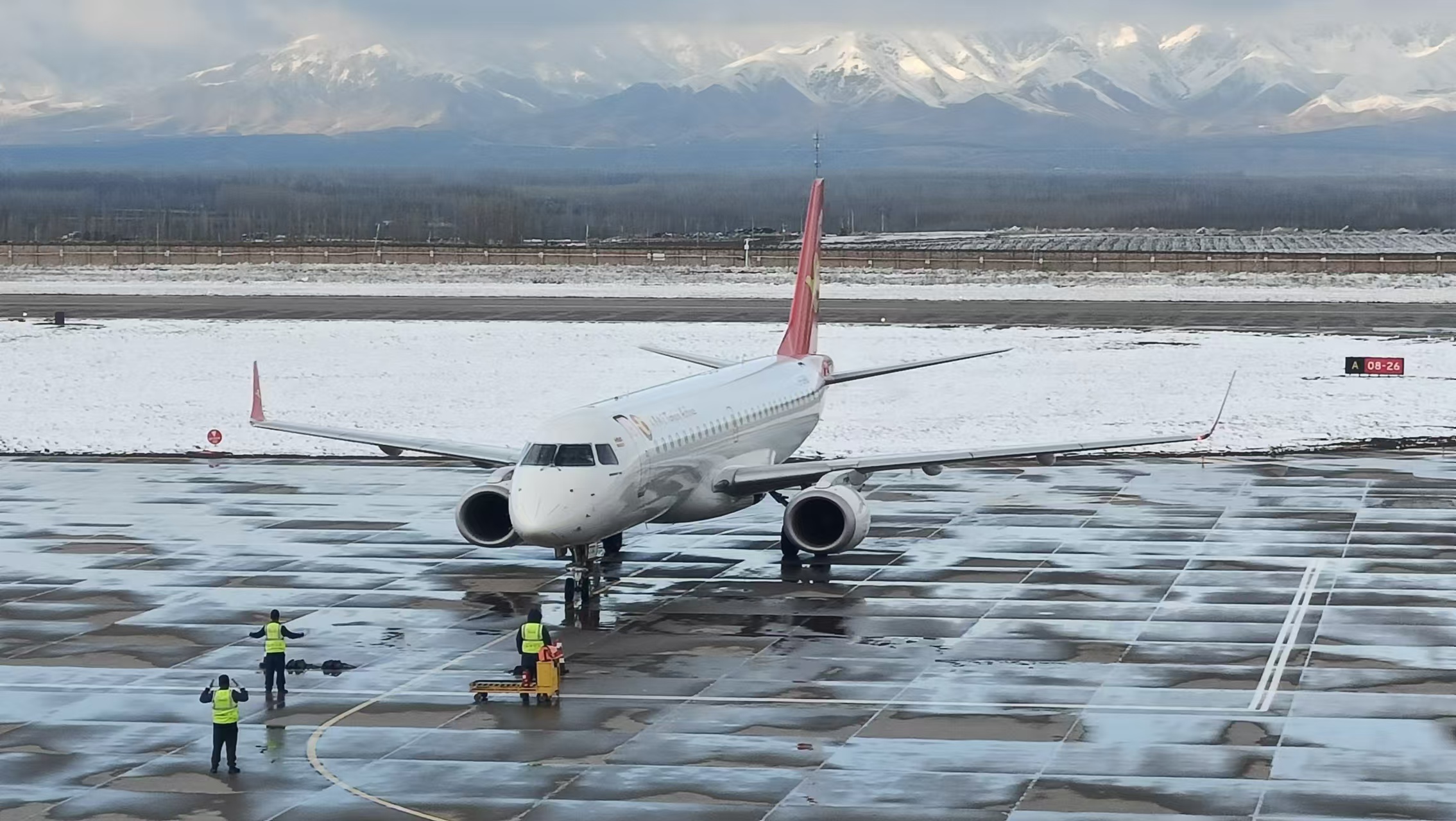 迎战初雪 那拉提机场全力保障航班运行