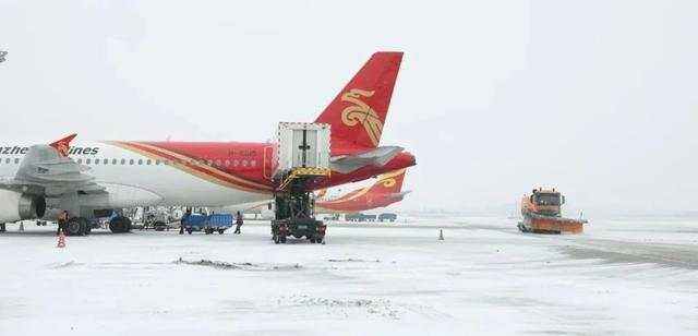 哈爾濱機場全力應對首場降雪