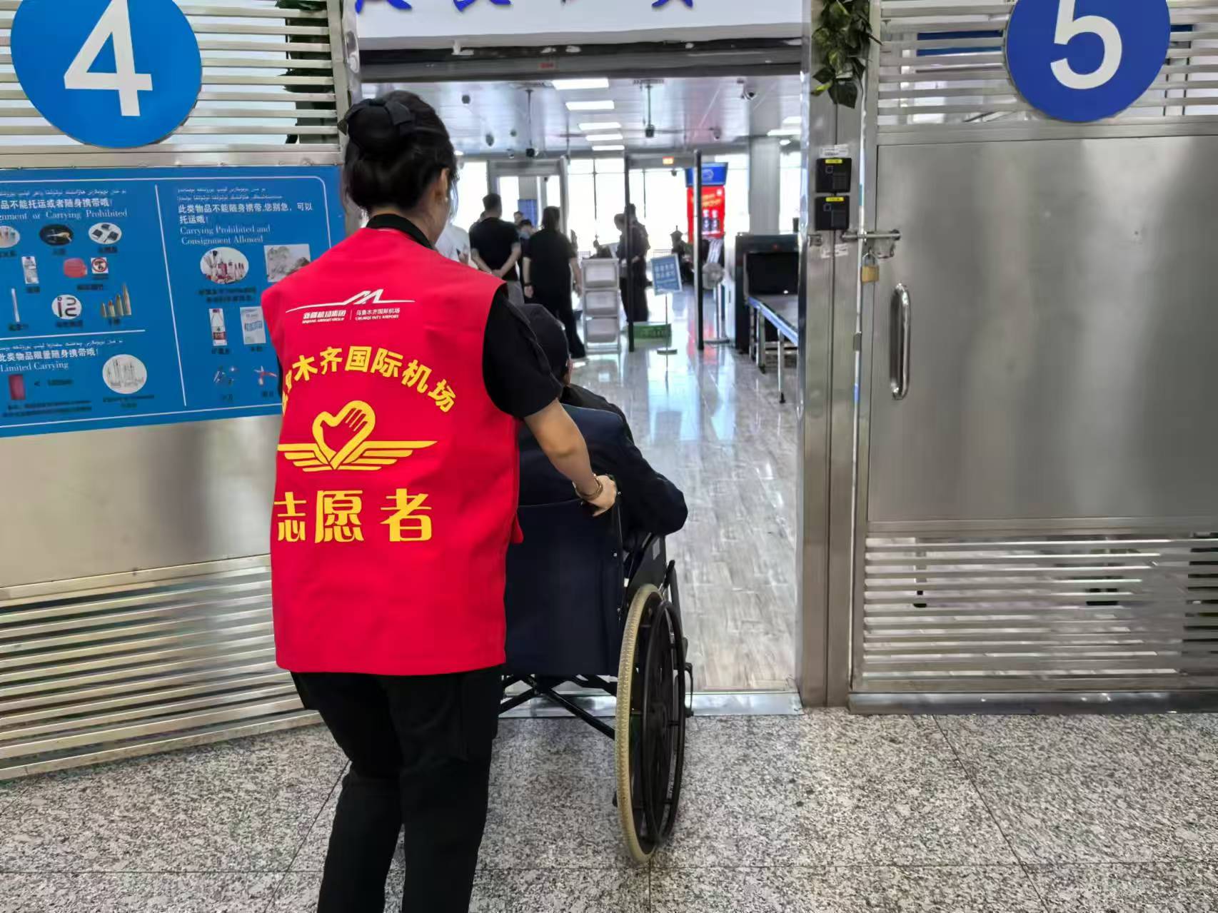 乌鲁木齐国际机场:大雪纷飞话节气  安检服务暖人心