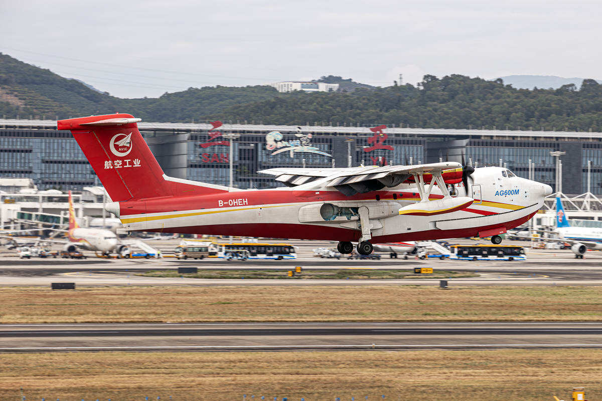 國產(chǎn)大型水陸兩棲飛機(jī)AG600首次亮相三亞機(jī)場