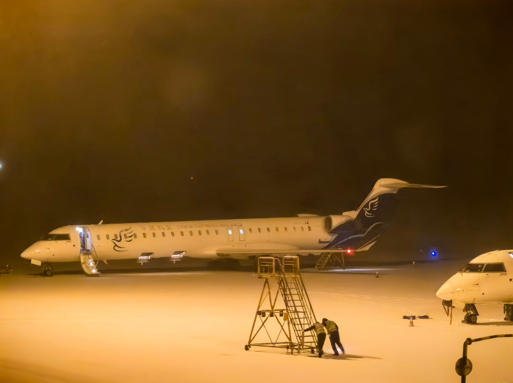 迎今冬首场降雪 库尔勒梨城机场全力保障航班正常运行