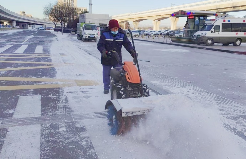 呼和浩特機(jī)場(chǎng)：以雪為令齊上陣！全力清雪保暢通