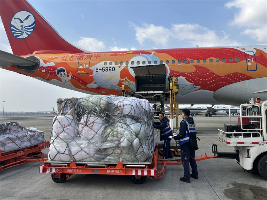 四川航空紧急运送1.8万公斤救援物资至西藏