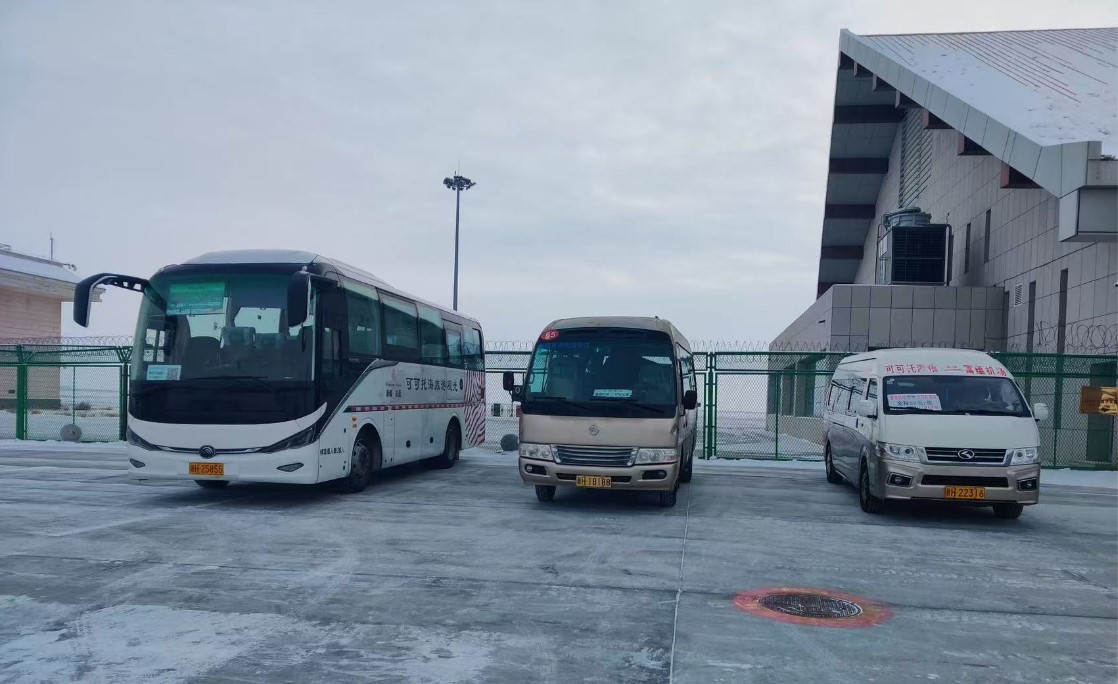 富蕴机场专线班车畅连景区，助力当地冬季旅游发展，提升旅客出行体验