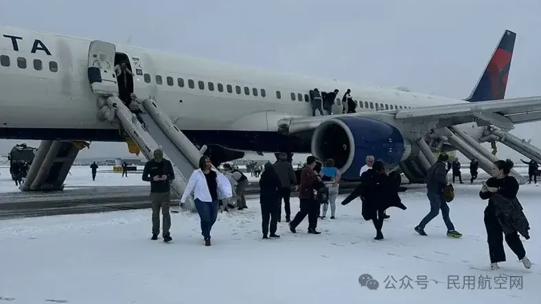 乘客緊急撤離！載208人客機發動機故障中斷起飛，4人受傷