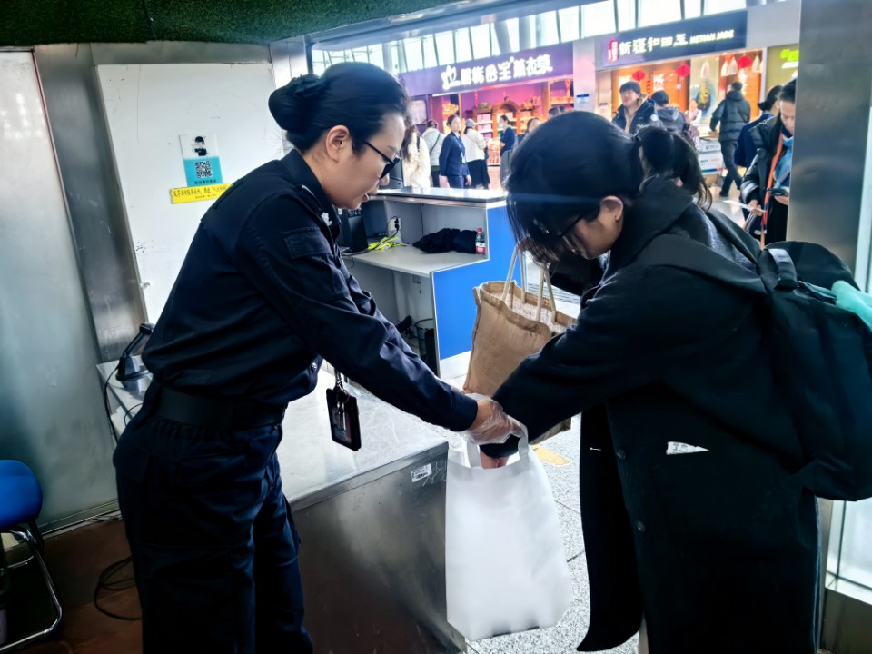 乌鲁木齐国际机场安检服务再升级-“便携式手提袋”贴心服务，轻松出行无忧虑