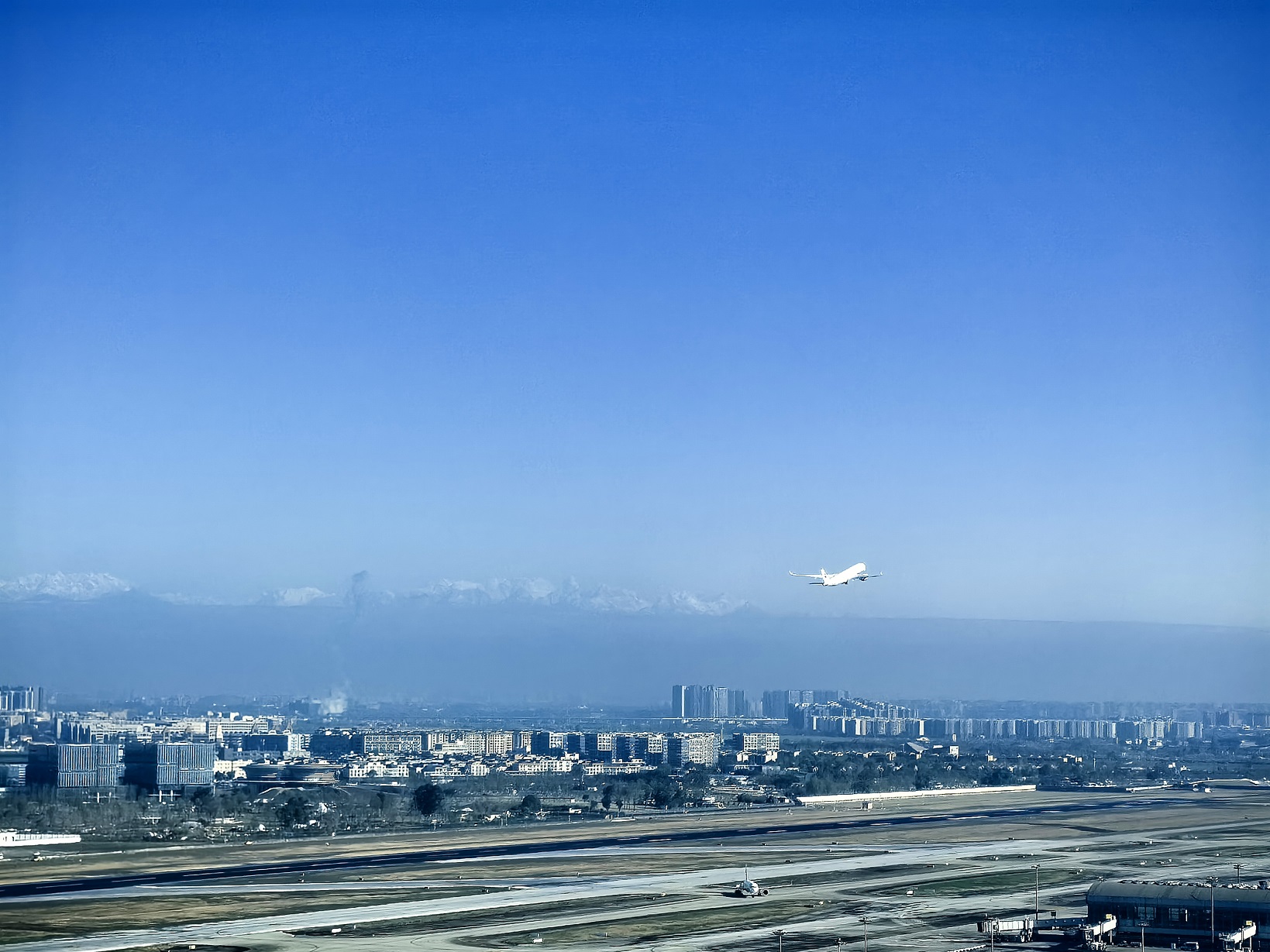 年年春运花相似 今朝新意有几多——西南空管局空管中心正式投入2025年春运保障