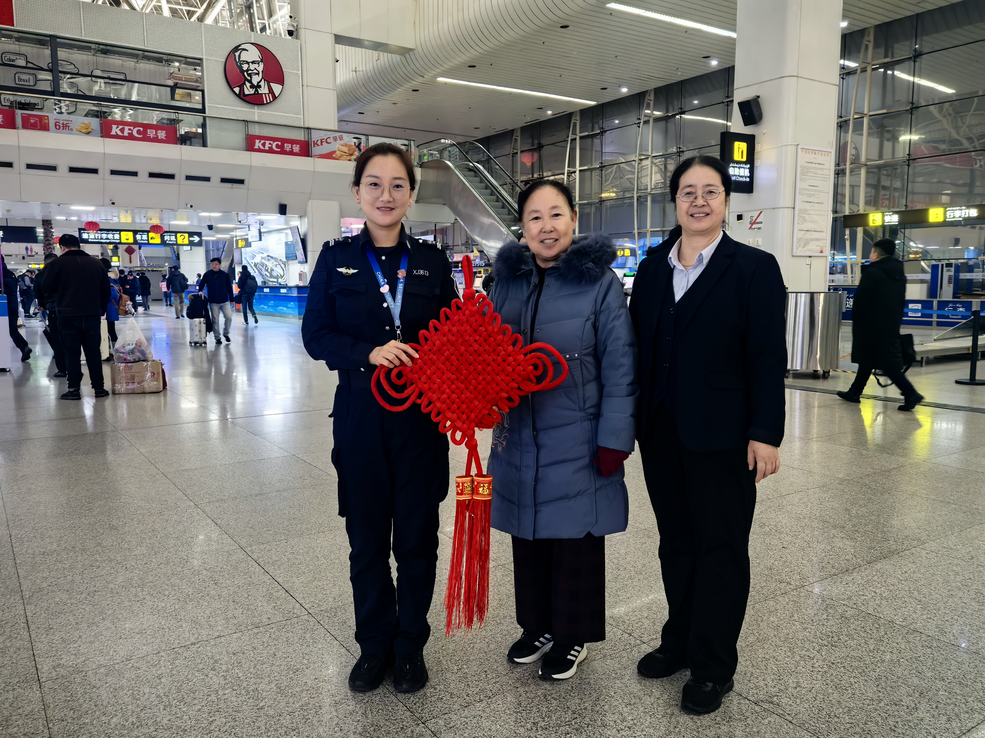 温馨献礼，小年之际为旅客添彩，展现优质服务新风貌