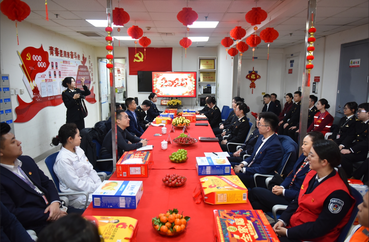 新春走基层 自治区团委慰问新疆机场和乌鲁木齐海关青年