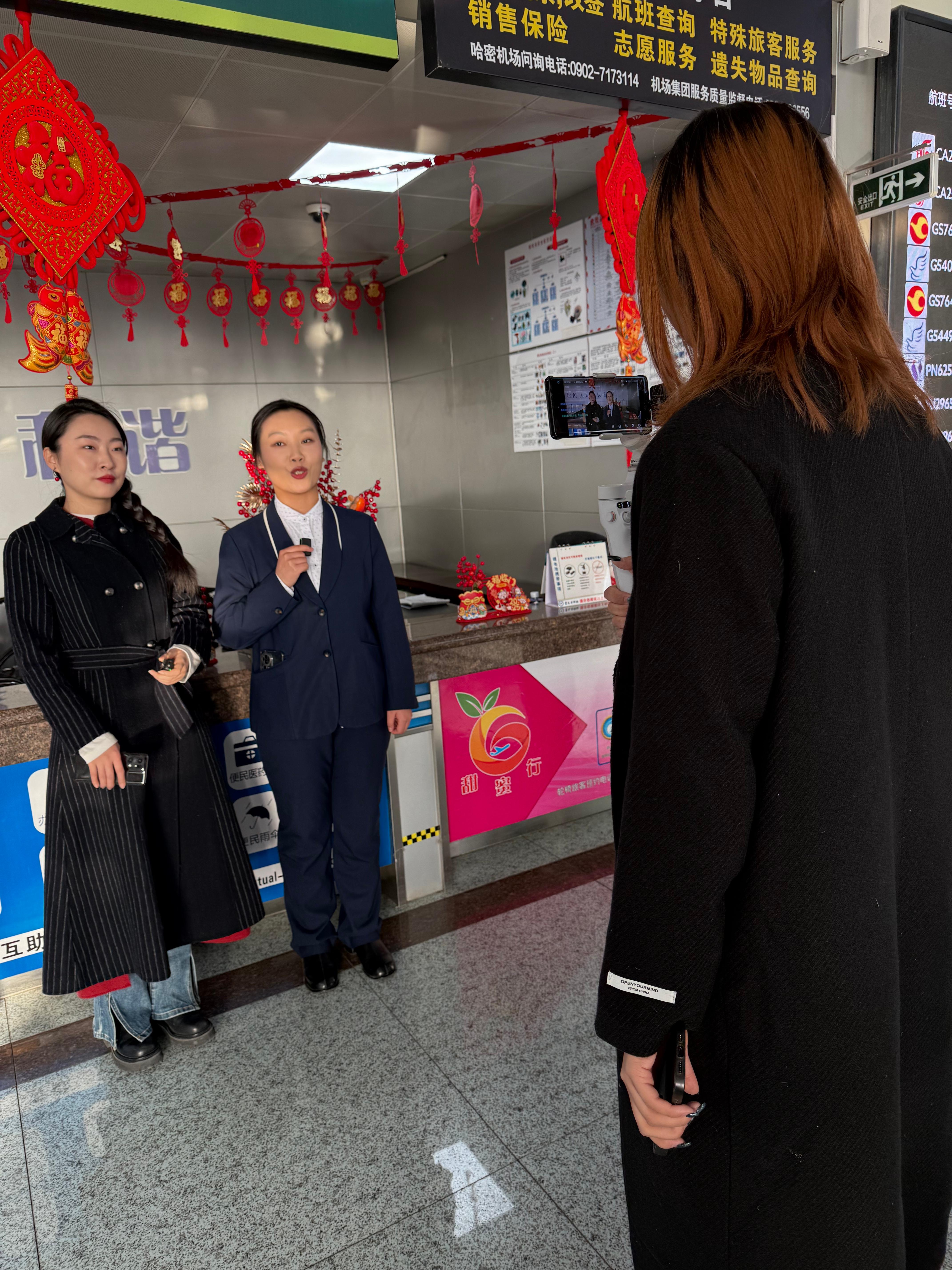 哈密伊州机场春运开启直播 暖心服务陪伴旅客顺利出行