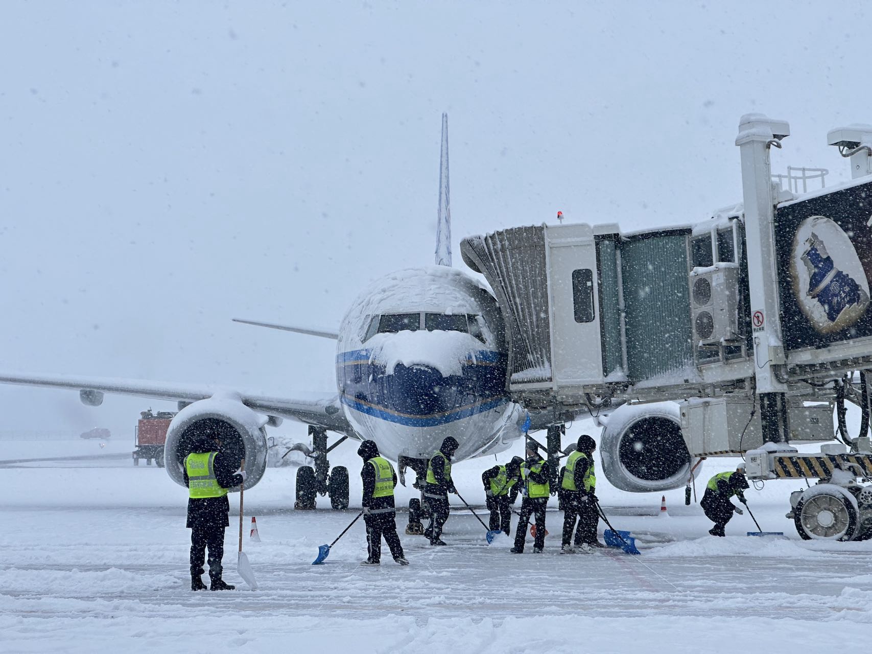 克拉玛依机场迎战2025年首场大雪 全力护航旅客出行