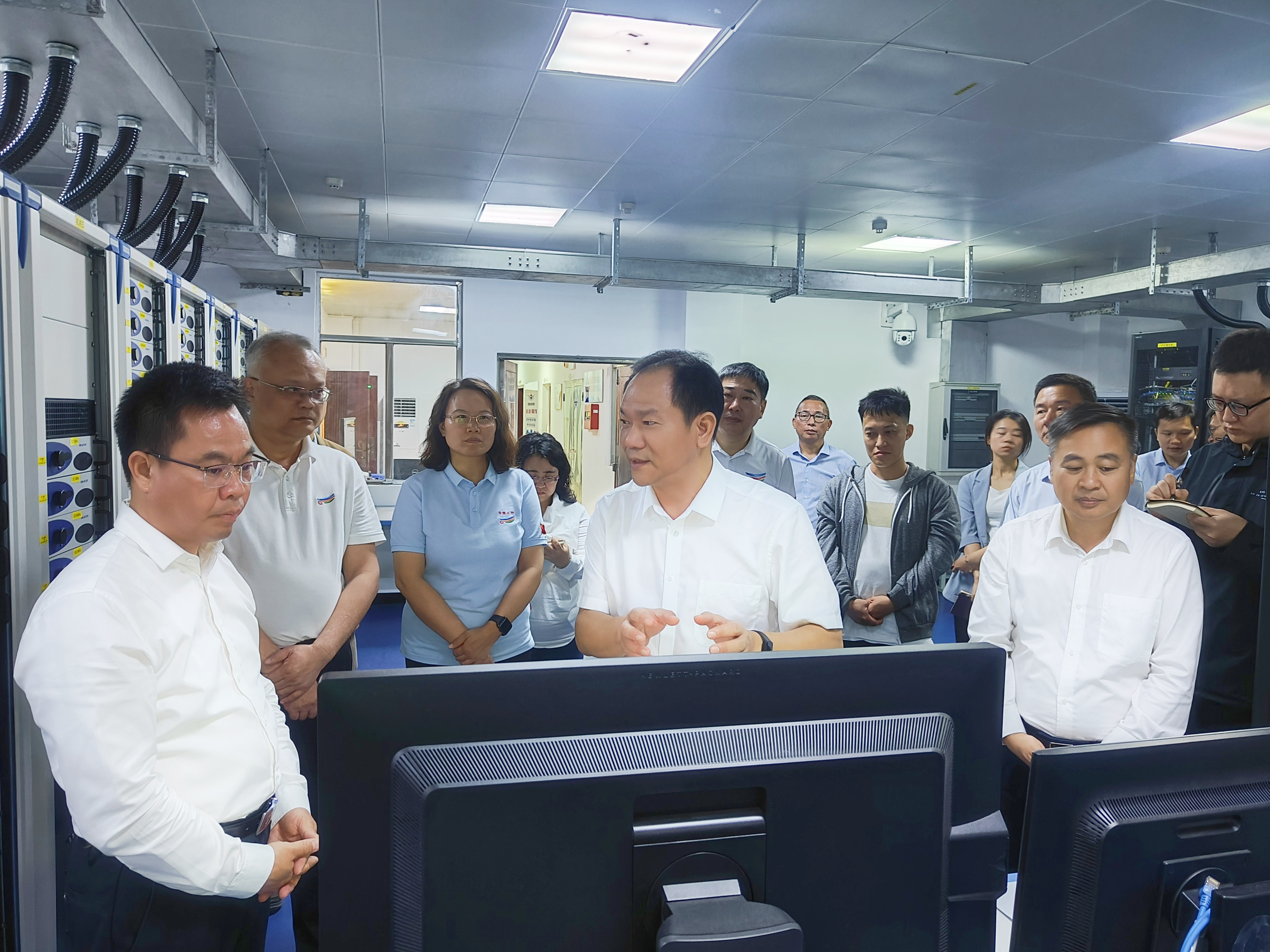 三沙市委书记和市长到三亚空管站西沙雷达站调研