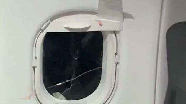 一乘客飛行途中捶壞客機窗戶