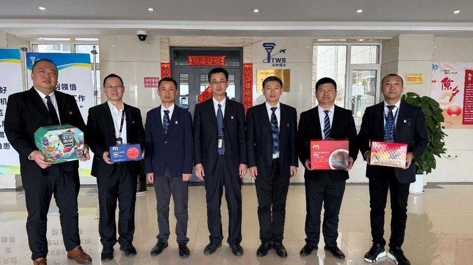 蛇年春節送祝福 愛崗敬業保安全——東北空管局空管中心塔臺管制室開展春節崗位慰問活動