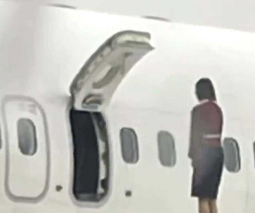 空姐打开应急舱门站在机翼上自拍引热议