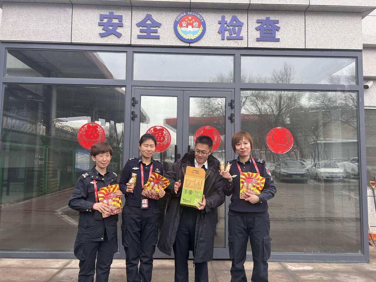 情暖一線青年 新疆機(jī)場(chǎng)集團(tuán)烏魯木齊國(guó)際機(jī)場(chǎng)分公司安全檢查總站團(tuán)委開(kāi)展“送溫暖”慰問(wèn)活動(dòng)
