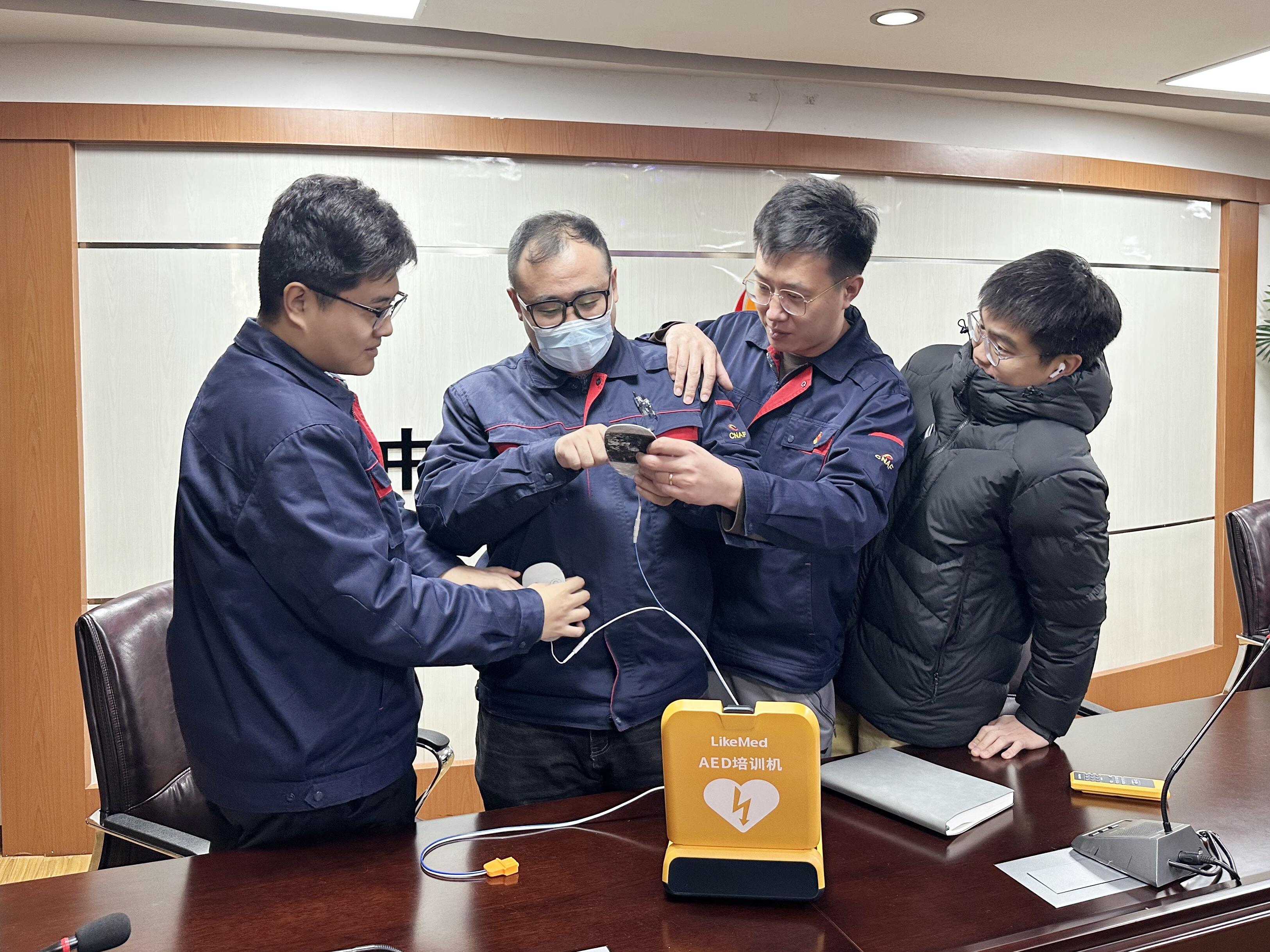 守护“黄金四分钟”!航油天津分公司4台“救命神器”AED“上岗” 急救保障再升级