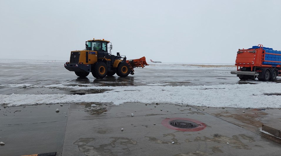 昭苏机场积极应对冷空气降雪天气 保障旅客安全出行
