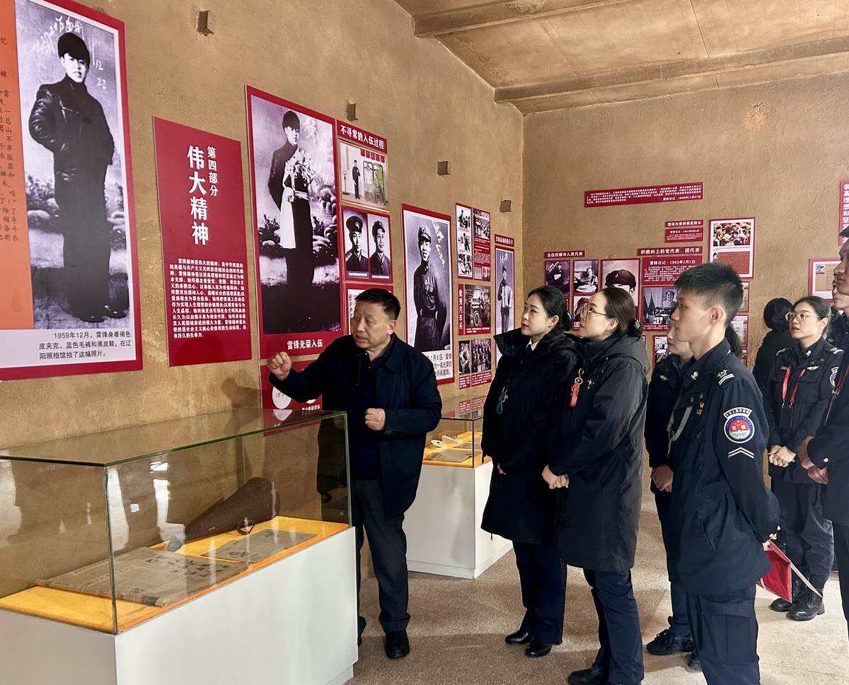 追尋雷鋒精神，汲取奮進(jìn)力量 新疆機(jī)場(chǎng)集團(tuán)烏魯木齊國(guó)際機(jī)場(chǎng)分公司安全檢查總站組織團(tuán)員青年參觀新疆雷鋒紀(jì)念館