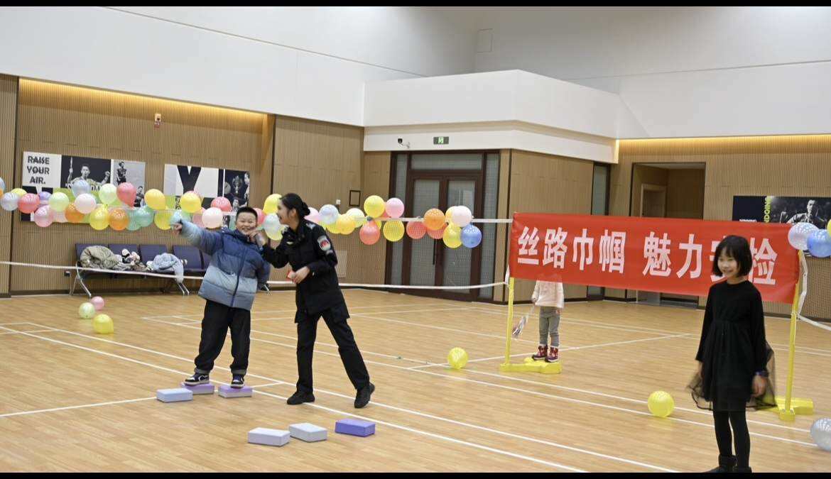 新疆機(jī)場(chǎng)集團(tuán)烏魯木齊國(guó)際機(jī)場(chǎng)分公司安全檢查總站“絲路巾幗，魅力安檢”活動(dòng)圓滿舉行，共譜“三八”華章