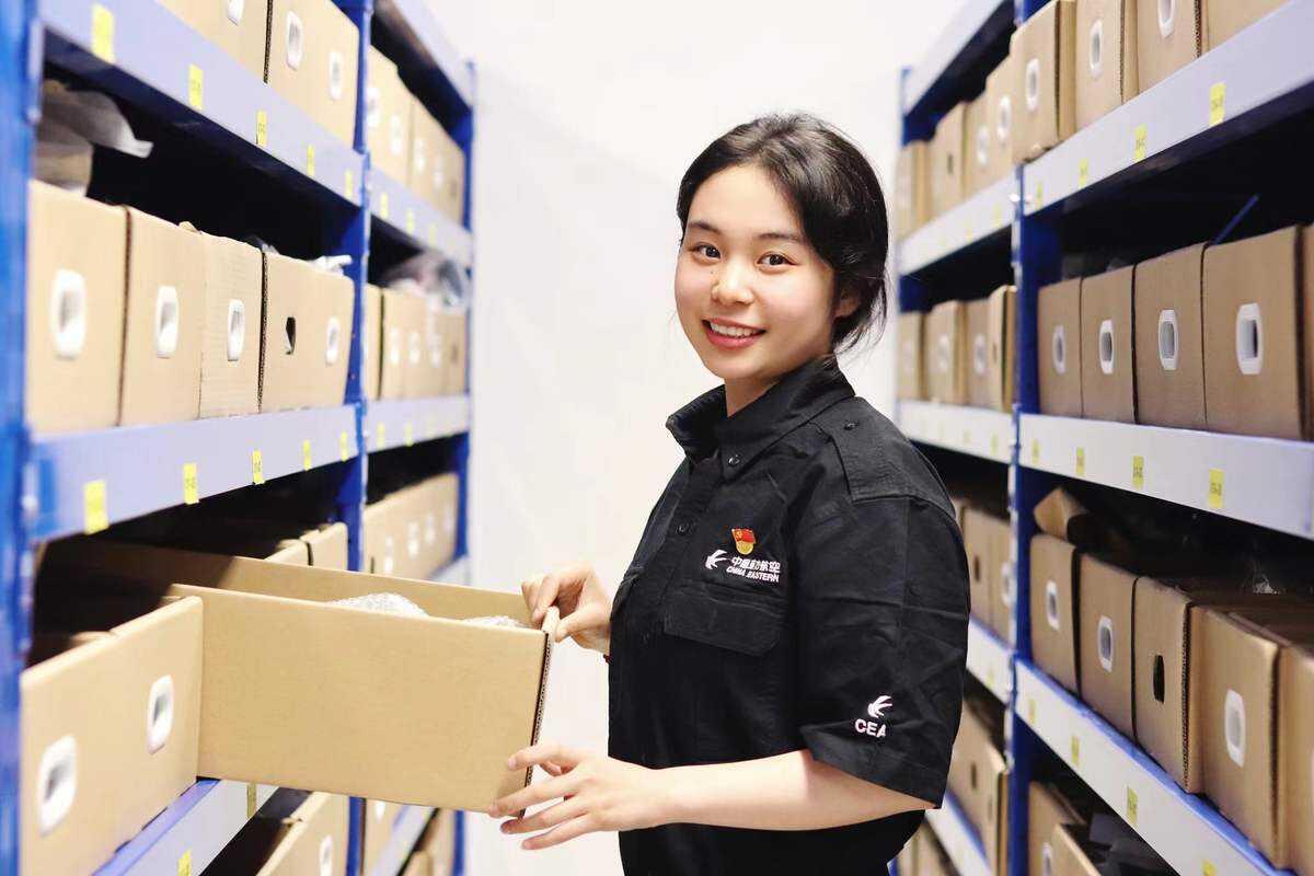 云端玫瑰--女飞行员们与女机务群体的巾帼担当