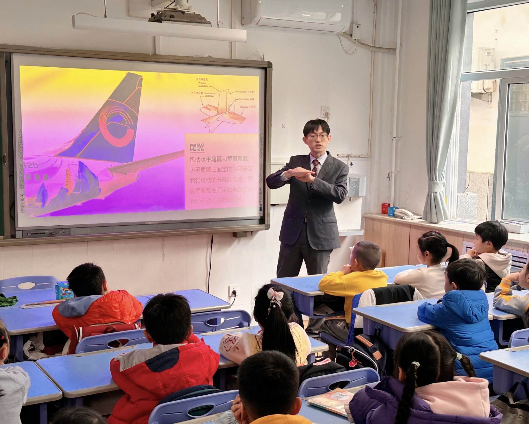 春光作序 一起追“锋”——中国联合航空河北分公司开展“民航知识进校园”志愿服务活动