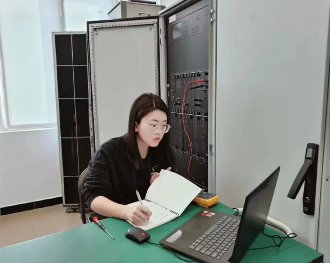 “愿做導航臺永不熄滅的指示燈”
——青島空管站技術(shù)保障部“新銳菁英”于穎麗