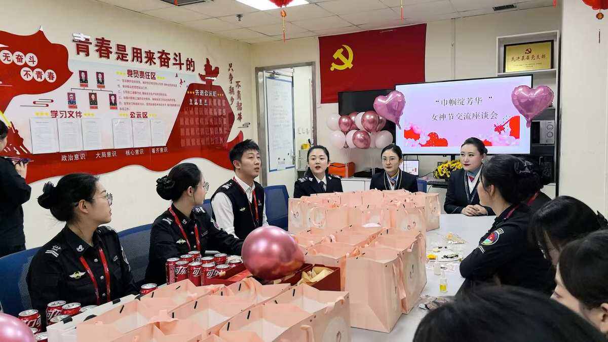 新疆機(jī)場(chǎng)集團(tuán)烏魯木齊國(guó)際機(jī)場(chǎng)分公司安全檢查總溝通架起合作橋，讓“微笑服務(wù)”升溫