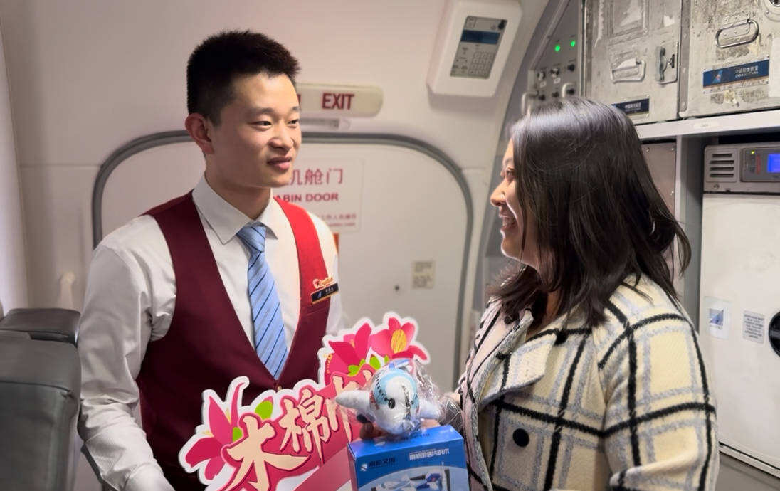 南航貴州空少“集結” 京黔云上“花香滿艙”