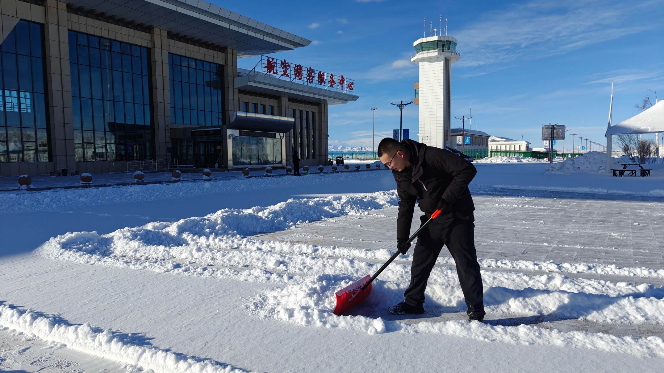 昭苏机场迎来降雪,迅速启动清雪预案保障航班运行